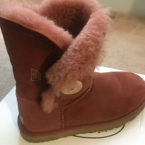 UGG Shoes - Garnet Ugg Short Boots UGG Shoes - Garnet Ugg Short Boots